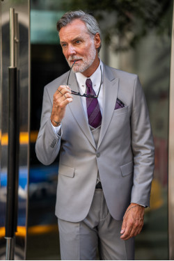 Sivri Yaka Yelekli Takım Elbise