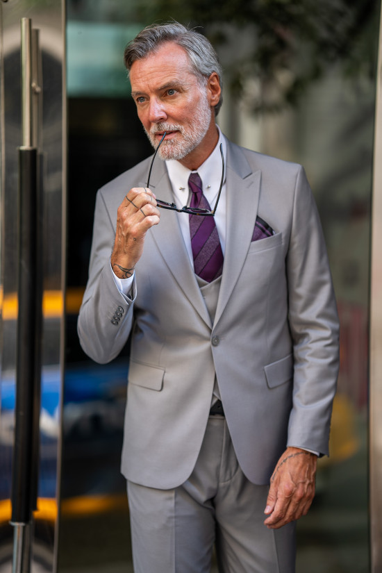 Sivri Yaka Yelekli Takım Elbise