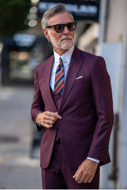 Sivri Yaka Yelekli Takım Elbise