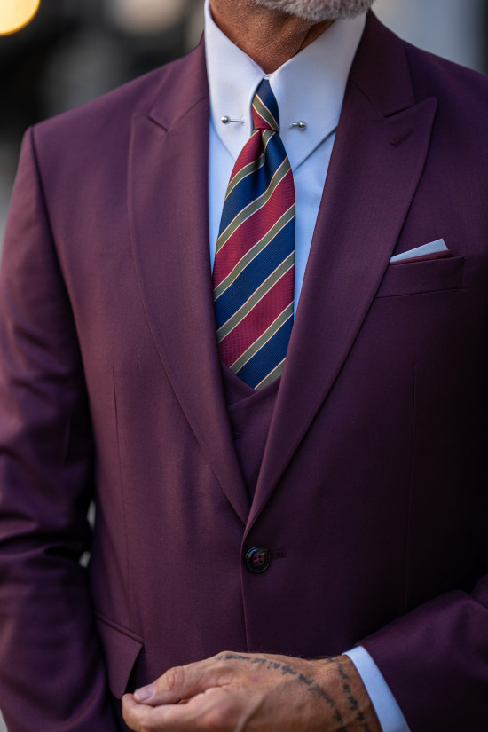 Sivri Yaka Yelekli Takım Elbise