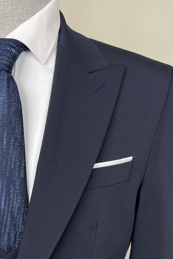  Sivri Yaka Yelekli Takım Elbise                                                            