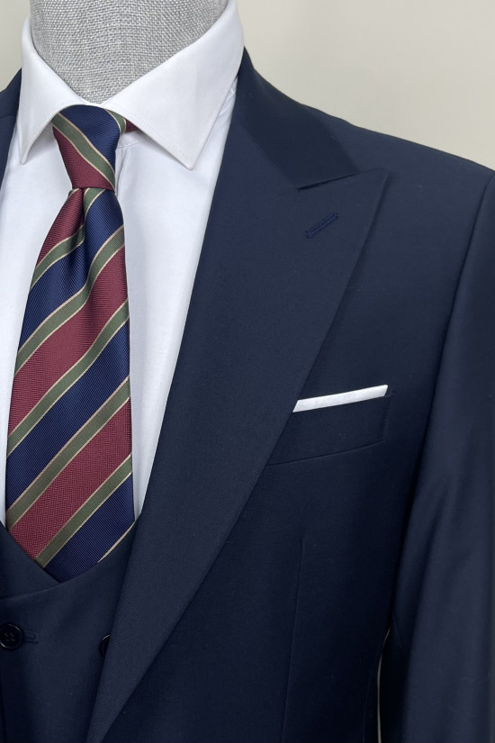 Sivri Yaka Yelekli Takım Elbise