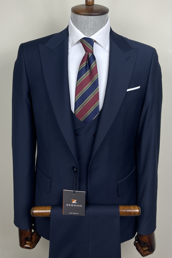 Sivri Yaka Yelekli Takım Elbise