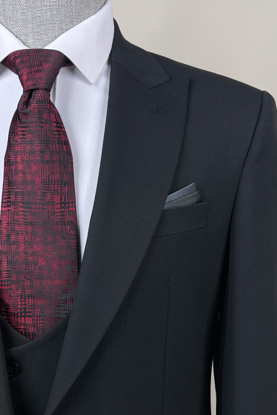 Sivri Yaka Yelekli Takım Elbise