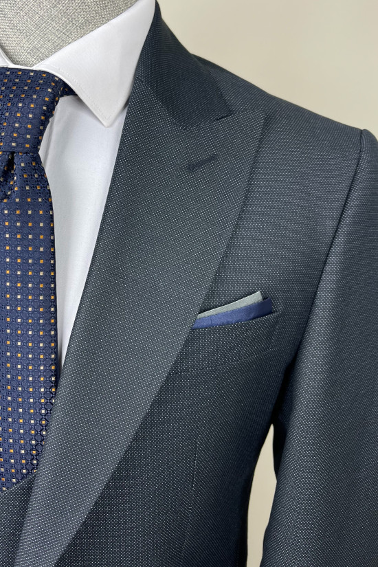 Sivri Yaka Yelekli Takım Elbise