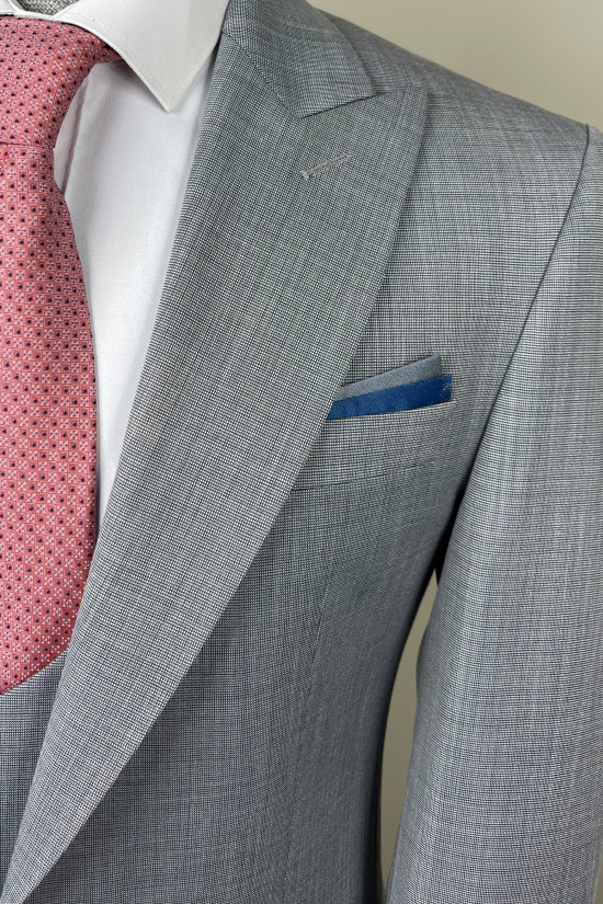 Sivri Yaka Yelekli Takım Elbise