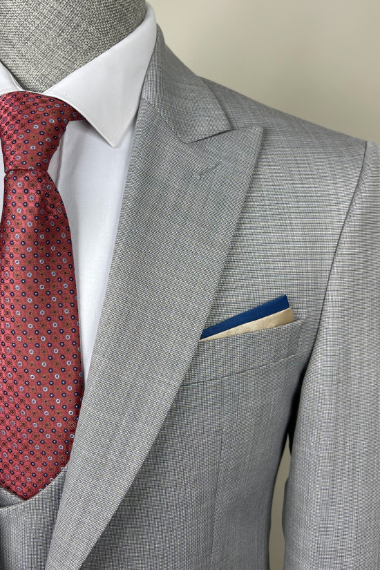 Sivri Yaka Yelekli Takım Elbise