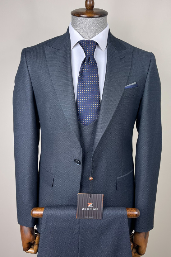 Sivri Yaka Yelekli Takım Elbise