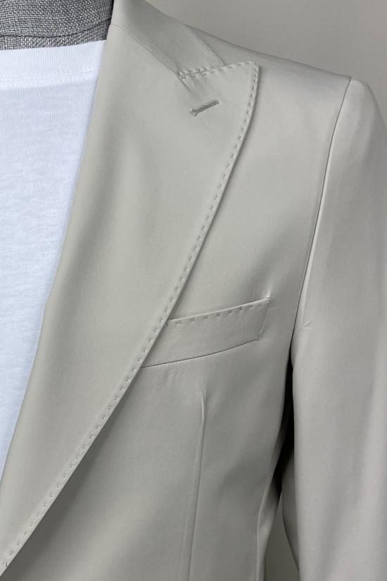 Sivri Yaka Takım Elbise