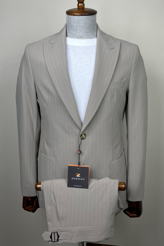 Sivri Yaka Takım Elbise