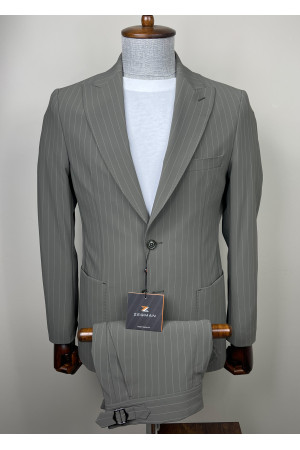 Sivri Yaka Takım Elbise