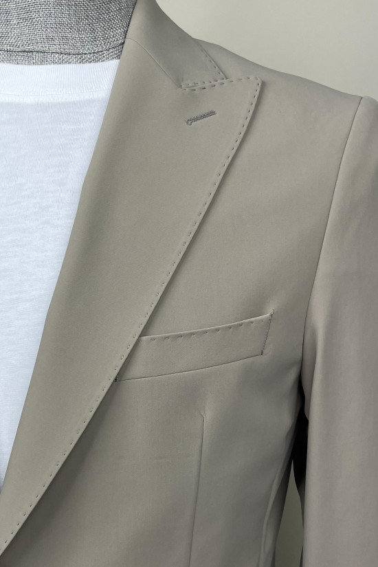 Sivri Yaka Takım Elbise