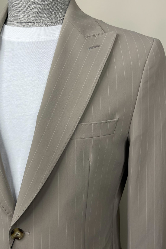 Sivri Yaka Takım Elbise