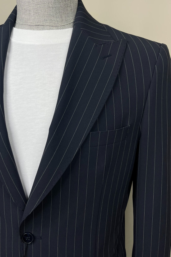 Sivri Yaka Takım Elbise