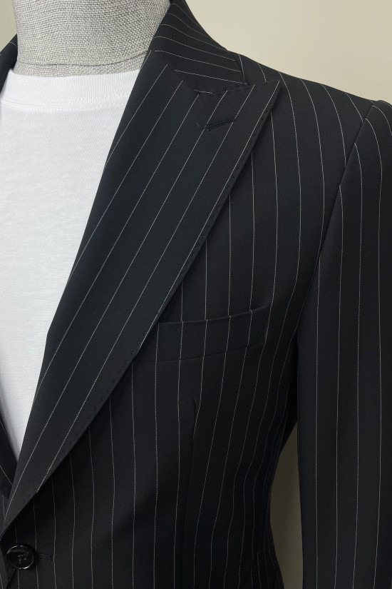 Sivri Yaka Takım Elbise