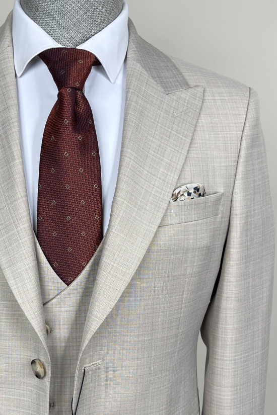 Sivri Yaka Yelekli Takım Elbise