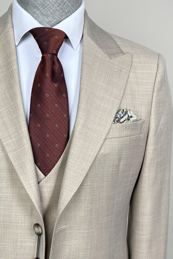 Sivri Yaka Yelekli Takım Elbise