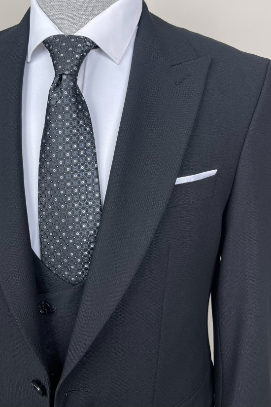 Sivri Yaka Yelekli Takım Elbise