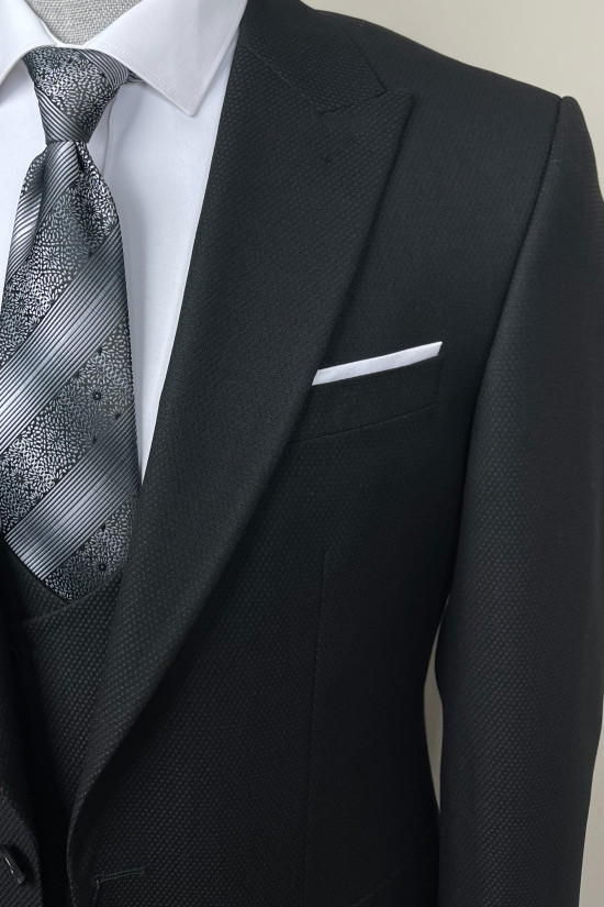 Sivri Yaka Yelekli Takım Elbise