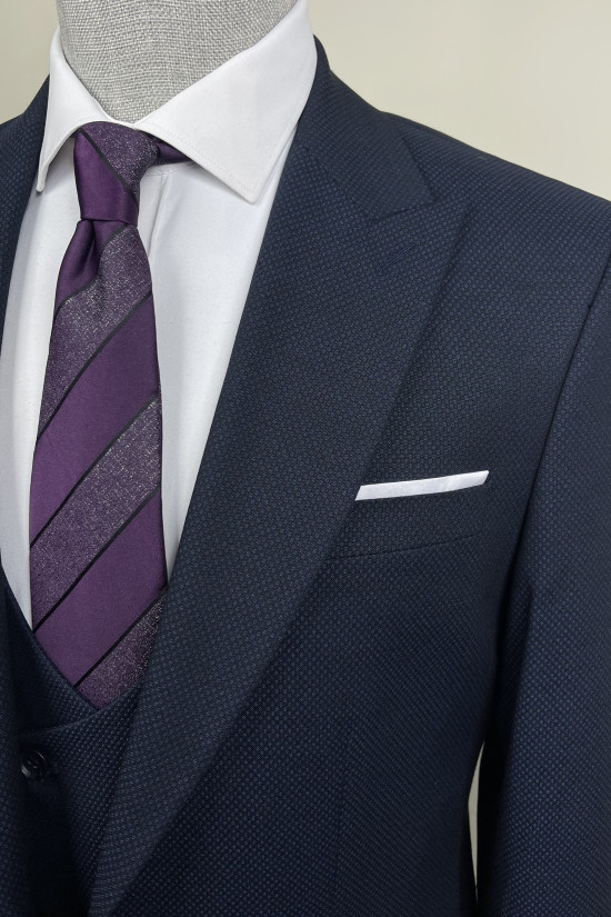 Sivri Yaka Yelekli Takım Elbise