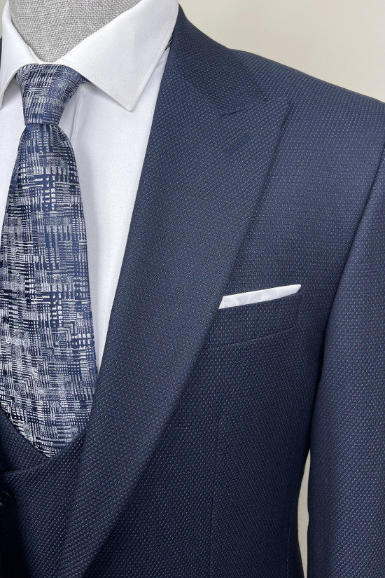 Sivri Yaka Yelekli Takım Elbise