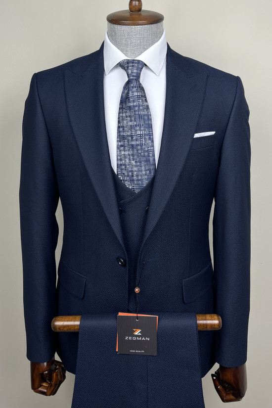 Sivri Yaka Yelekli Takım Elbise