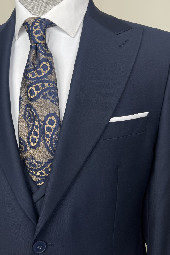 Sivri Yaka Yelekli Takım Elbise