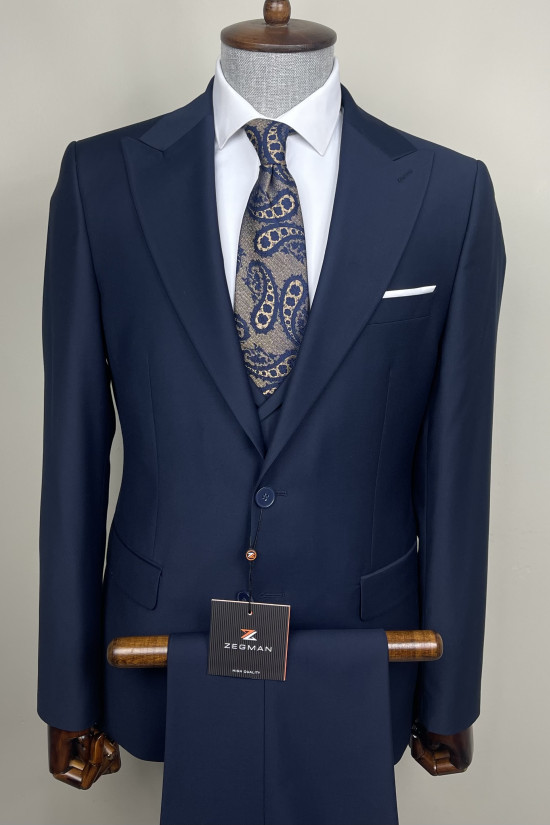 Sivri Yaka Yelekli Takım Elbise